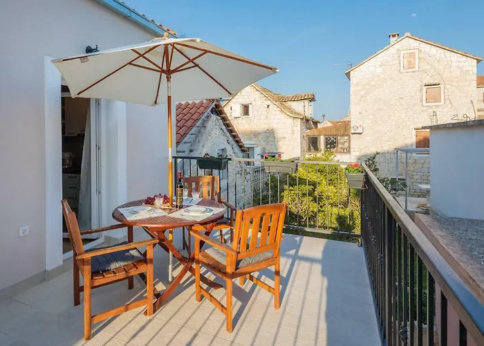 Zlatin Dvor - Apartments For 3, Terrace, Trogir Center, Beach At 5-Min, Bike Friendly