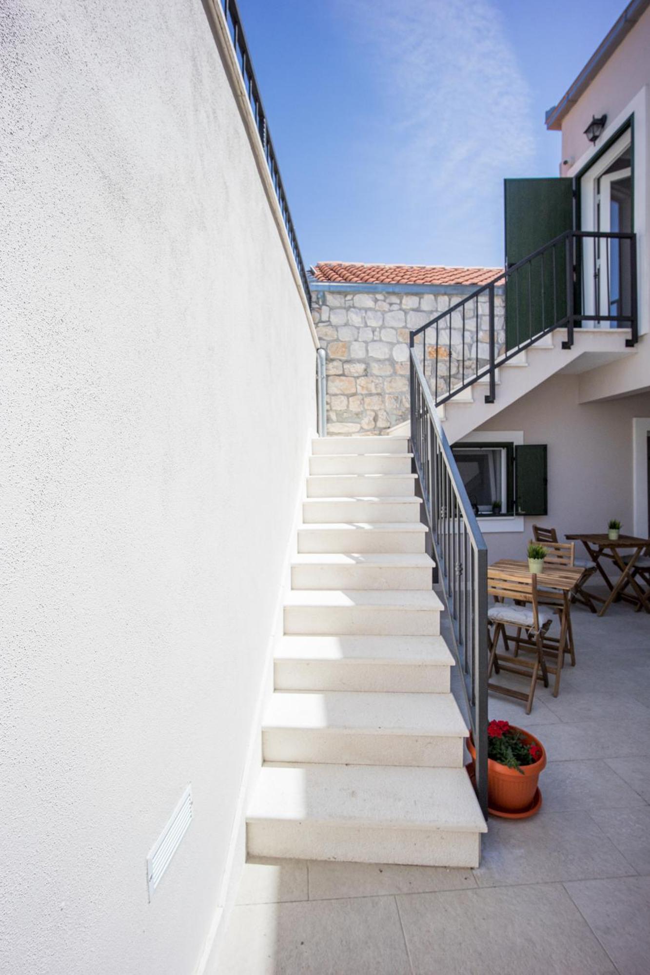 Apartment Zlatin Dvor - For 3, Terrace, Center, At 5-min, Bike Friendly