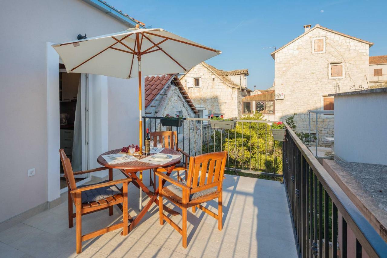 Apartment Zlatin Dvor - For 3, Terrace, Center, At 5-min, Bike Friendly Trogir