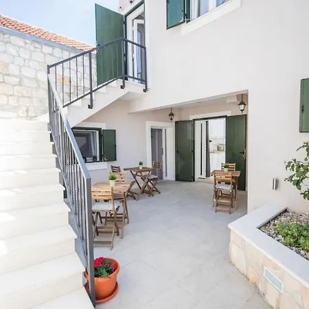 Zlatin Dvor - Apartments For 3, Terrace, Trogir Center, Beach At 5-Min, Bike Friendly Exterior foto