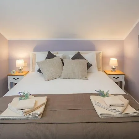 Zlatin Dvor - Apartments For 3, Terrace, Trogir Center, Beach At 5-Min, Bike Friendly Exterior foto
