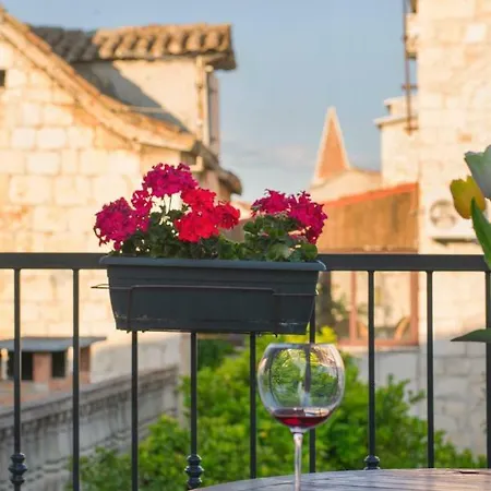 Zlatin Dvor - Apartments For 3, Terrace, Trogir Center, Beach At 5-Min, Bike Friendly Exterior foto