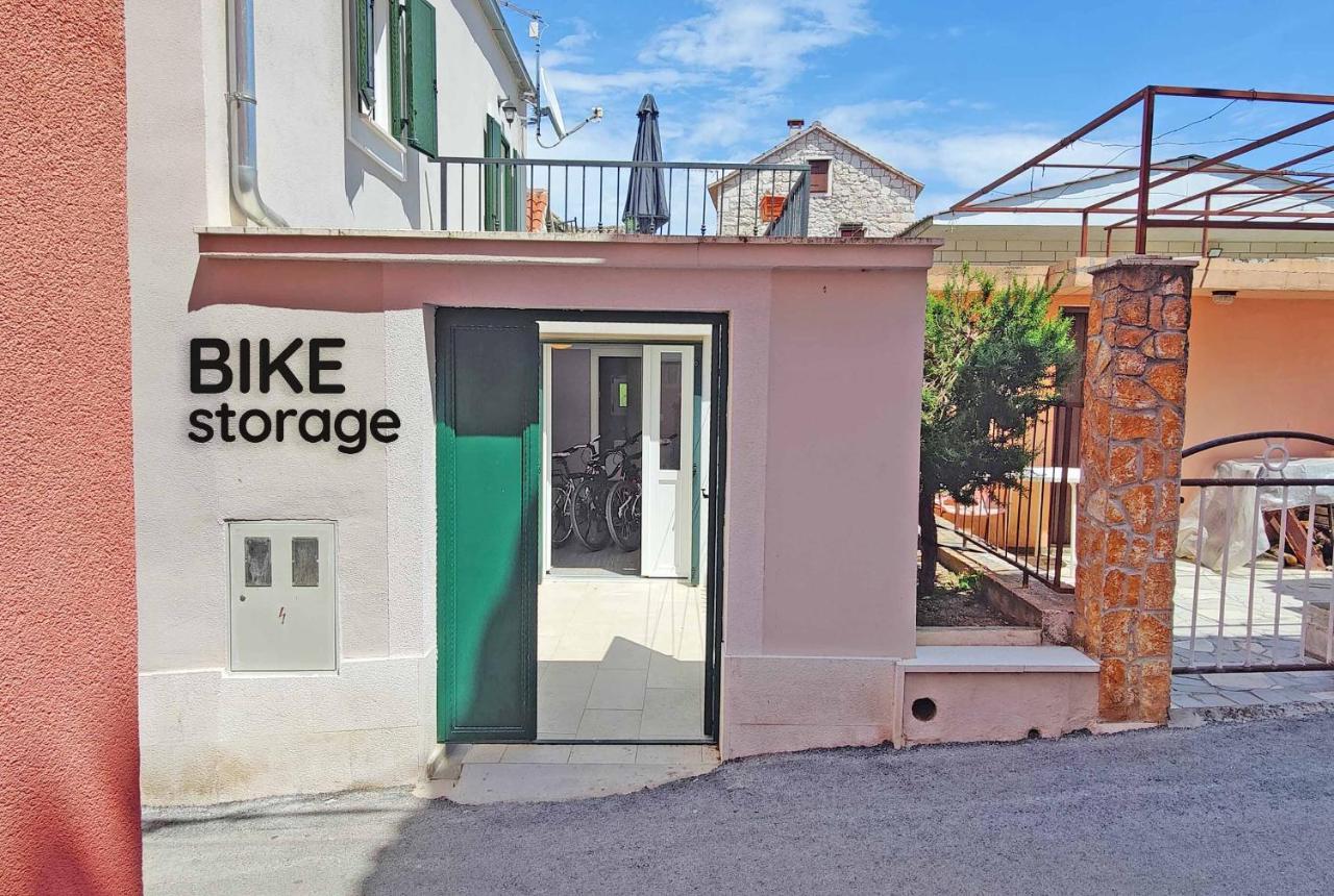 Appartement Zlatin Dvor - For 3, Terrace, Center, At 5-min, Bike Friendly Trogir